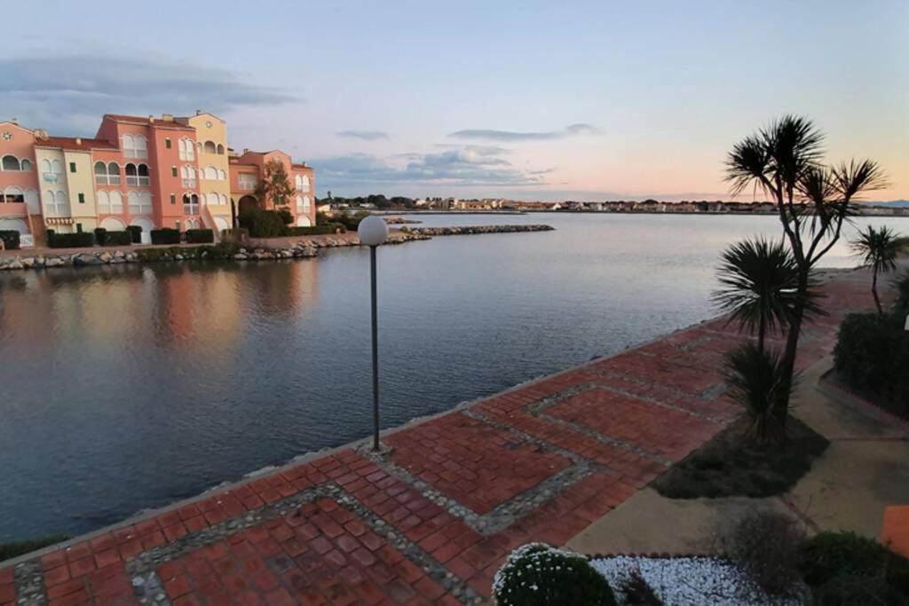 Bel Appartement Vue Sur Le Lac Marin Avec Piscine Le Barcares Exterior photo